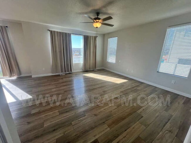 Building Photo - 1754 Oakwood Ln