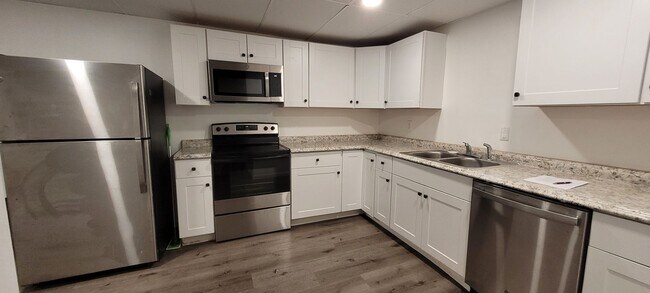 Primary Photo - 6 E Main St