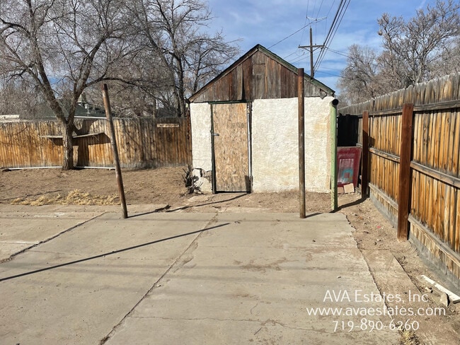 Building Photo - 901 W 17th St