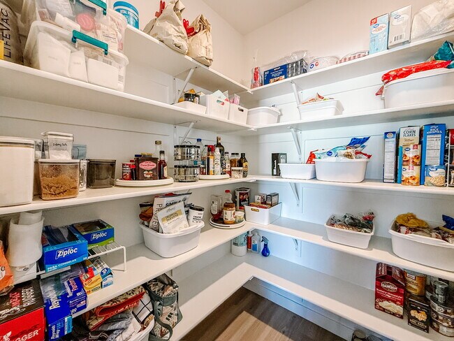 Building Photo - 549 N Orchard Dr