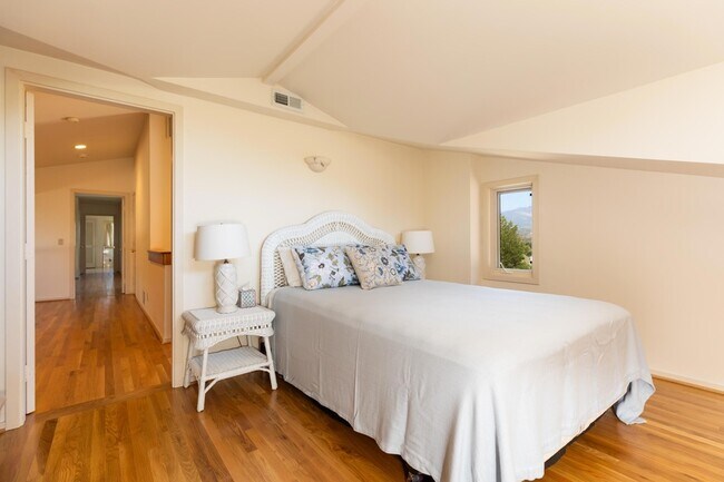 Building Photo - 375 Las Palmas Dr