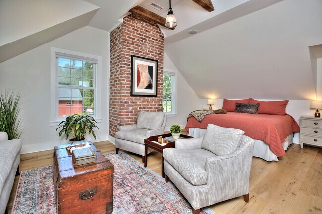 Building Photo - 55 Kings Hwy N