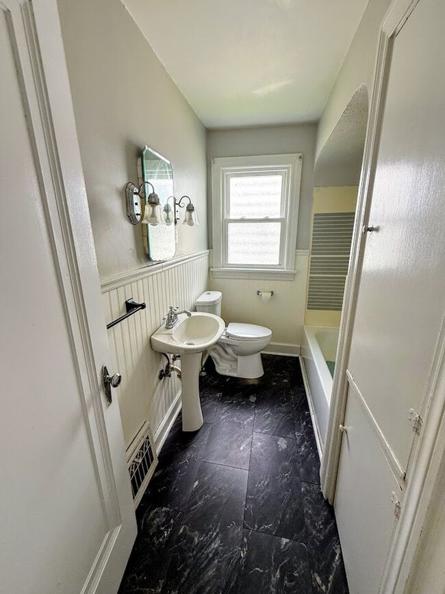 Building Photo - Spacious 2 bedroom with bonus room for rent - Canton NW