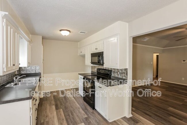 Building Photo - 7705 Red Oak St