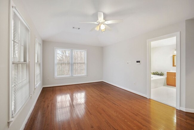 Building Photo - 3 Bedroom 3.5 Bathroom Townhouse// Vienna/...
