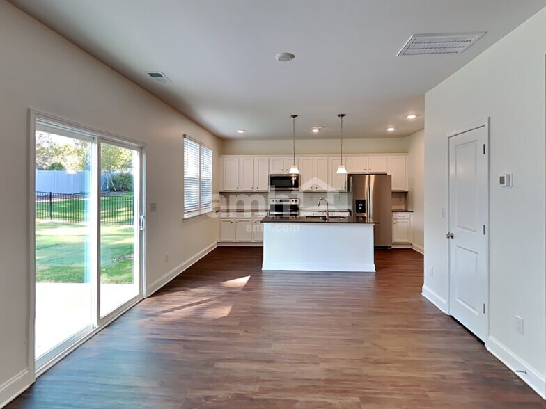 Building Photo - 556 Rivermist Dr