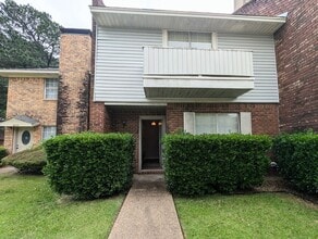 Building Photo - 2 Bedroom PG Townhome Now Available