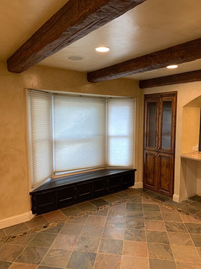 Building Photo - 4 Bedroom 3 Bath Home