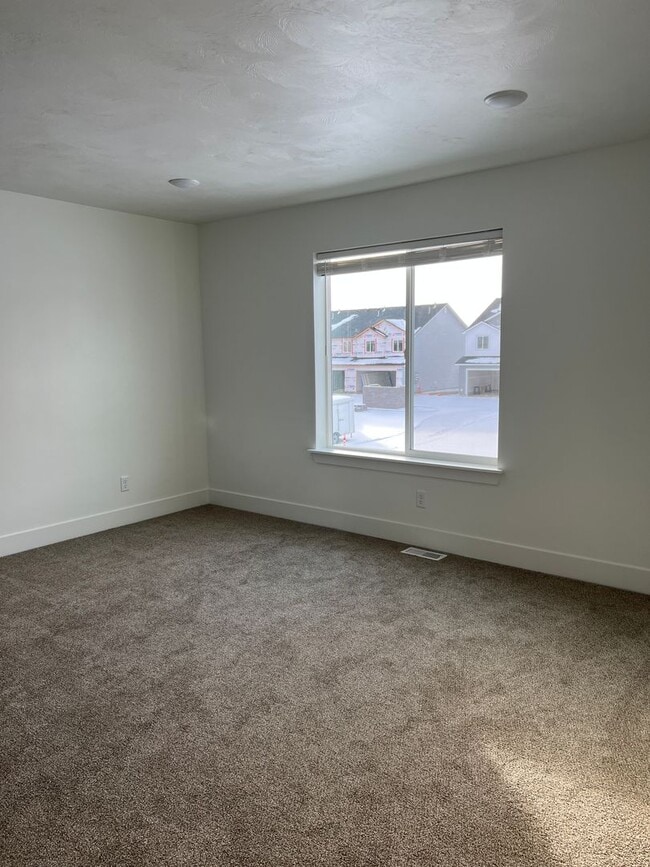 Building Photo - END UNIT - 3 BED 2.5 BATH LUXURY TOWNHOME ...