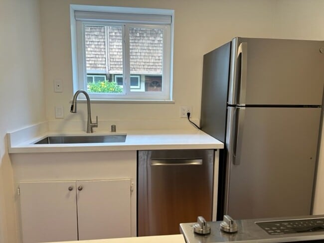 Building Photo - EPIC REA: 2 BR/1 BA Townhome w/ 1 Parking in Great Corte Madera