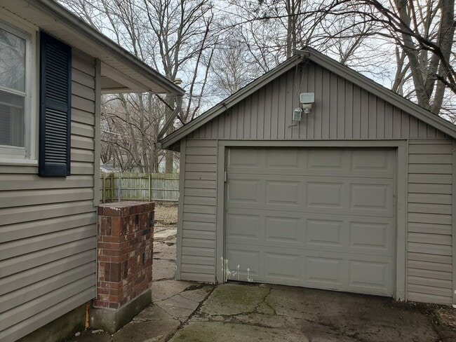 Building Photo - Very nice and recently remodeled 2BR rancher with 1 car garage