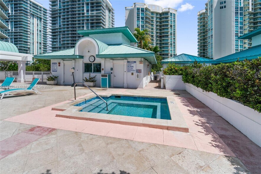 Jacuzzi - 16500 Collins Ave