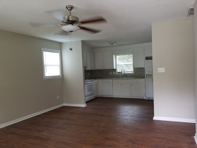 Building Photo - Brick Home in Goose Creek