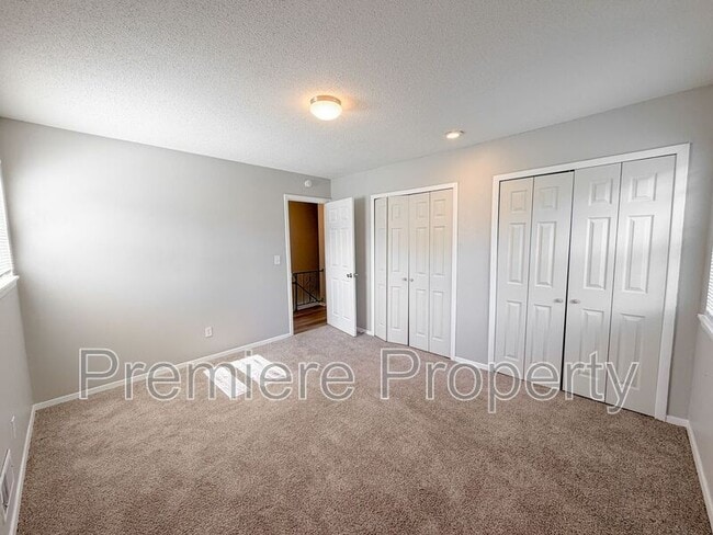Building Photo - 219 N Oak Dr