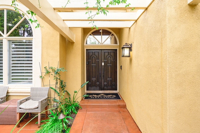 Building Photo - Elegant 5BR Furnished Estate with Pool & G...