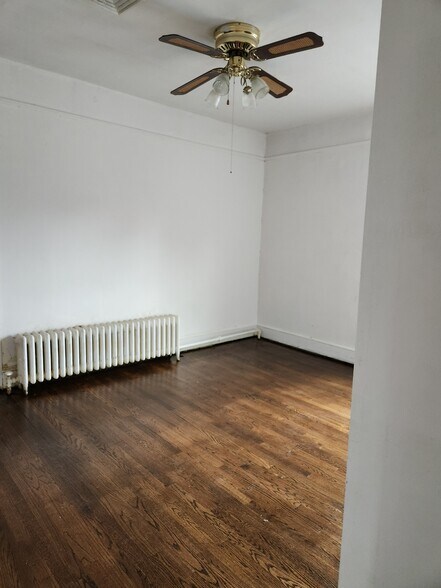 Building Photo - 547 Violet Ave