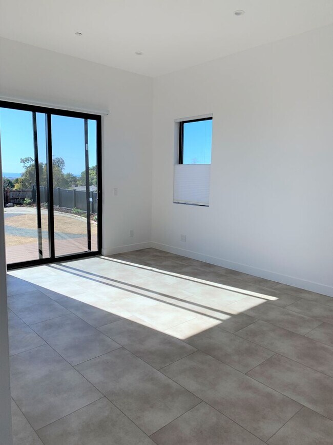 Building Photo - Clear Point Home - Ventura- Ocean Views - 4+3.5