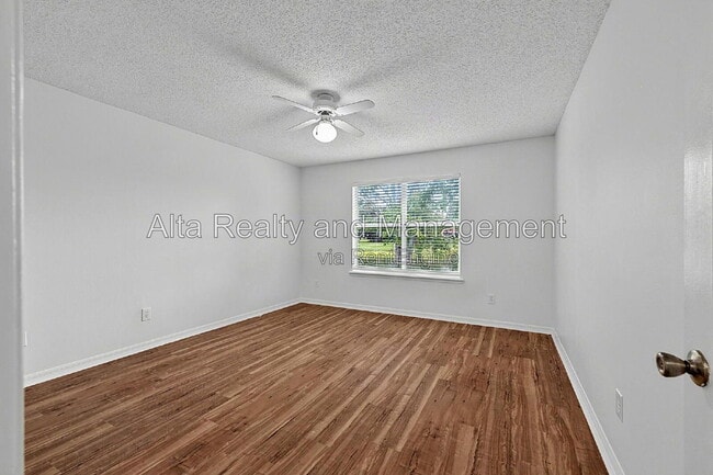 Building Photo - 8426 Country Bend Cir W