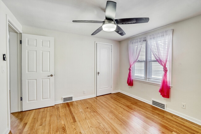 Building Photo - 626 N Hough St