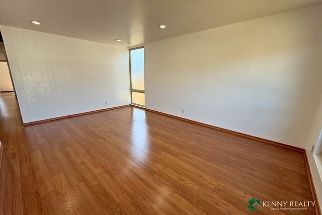 Building Photo - Large 4 Bedroom, 2 Bathroom Home with 2 Car Garage