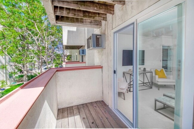 Building Photo - 5625 S Sycamore St