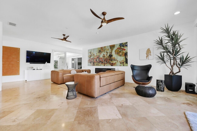 Building Photo - 49845 Lago Dr