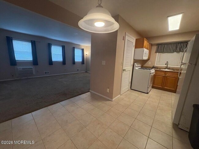 Building Photo - 601 Mistletoe Ave