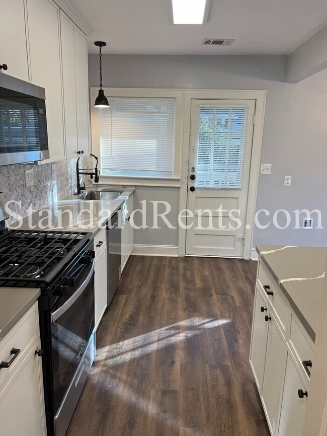 Building Photo - Adorable updated bungalow on a large lot in the heart of Grant Park!