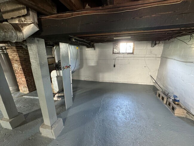 Building Photo - Great Location smaller 2 bedroom house wit...