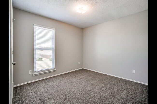 Building Photo - 624 Canyon Pl