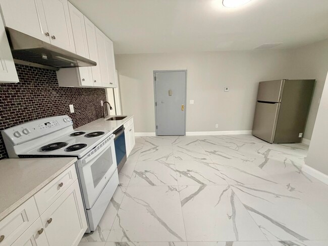 Building Photo - 341 Grosvenor Ave