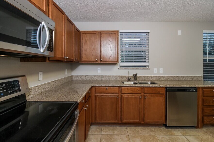 Building Photo - 1808 Lariat Dr