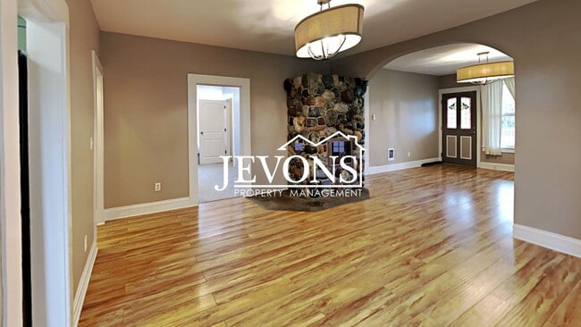 Building Photo - Charming 3-bedroom home with fenced backya...
