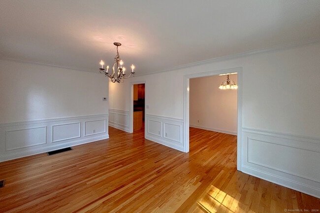 Building Photo - 967 Tunxis Hill Rd