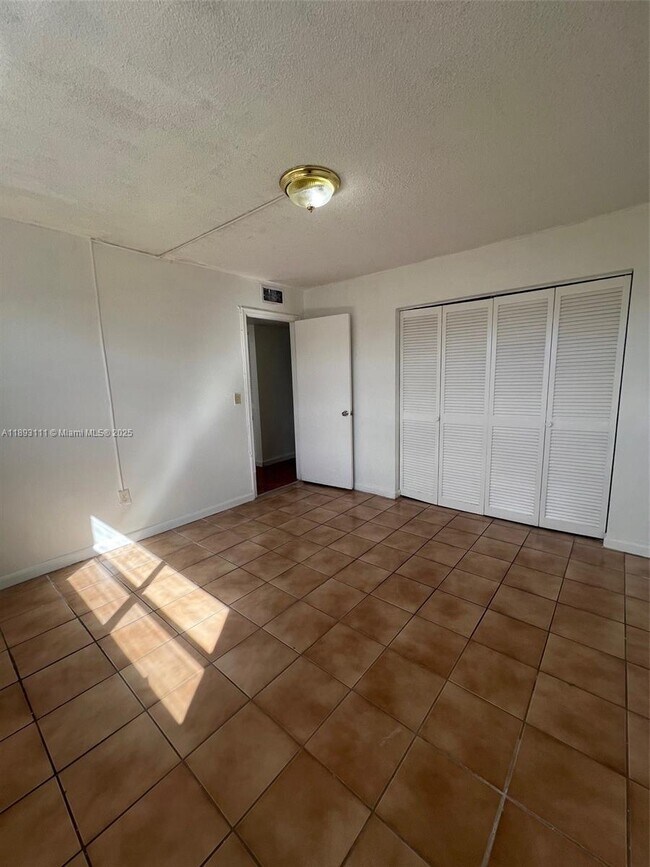 Building Photo - 13725 NE 6th Ave