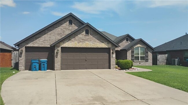 Building Photo - 1911 SW Cypress St