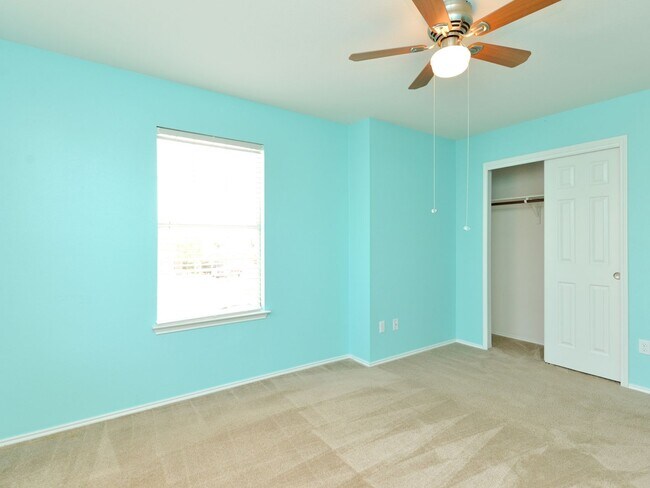 Building Photo - Spacious 2 story with cul-de-sac location