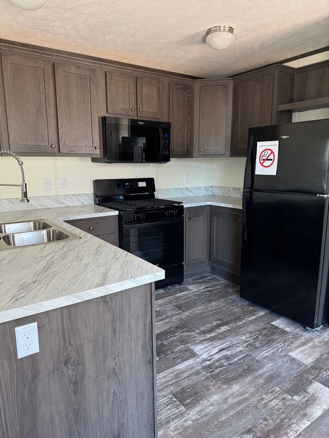 Building Photo - 8 Saratoga Dr