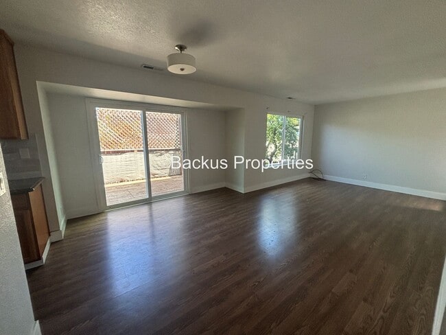 Building Photo - Updated three-bedroom unit in North Salinas