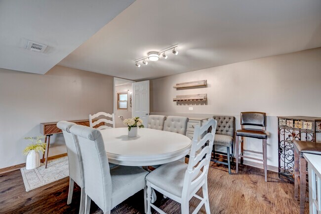 Building Photo - 7215 Larchwood Ln