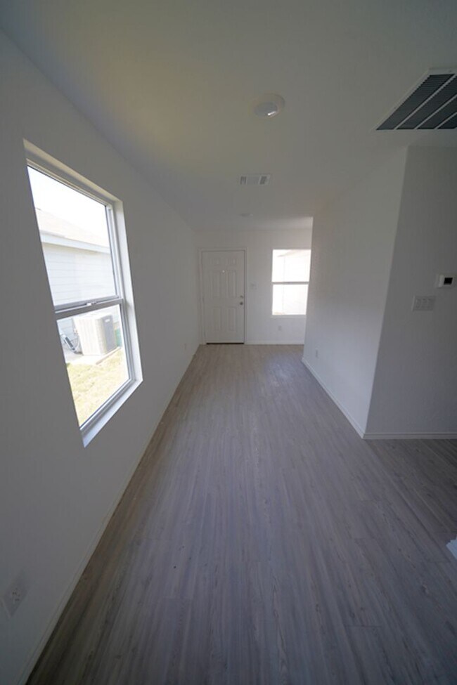 Building Photo - Gorgeous like-new home Available for Rent in Converse! Realtor Commission: $500