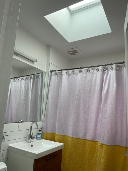 Building Photo - 3446 Corlear Ave