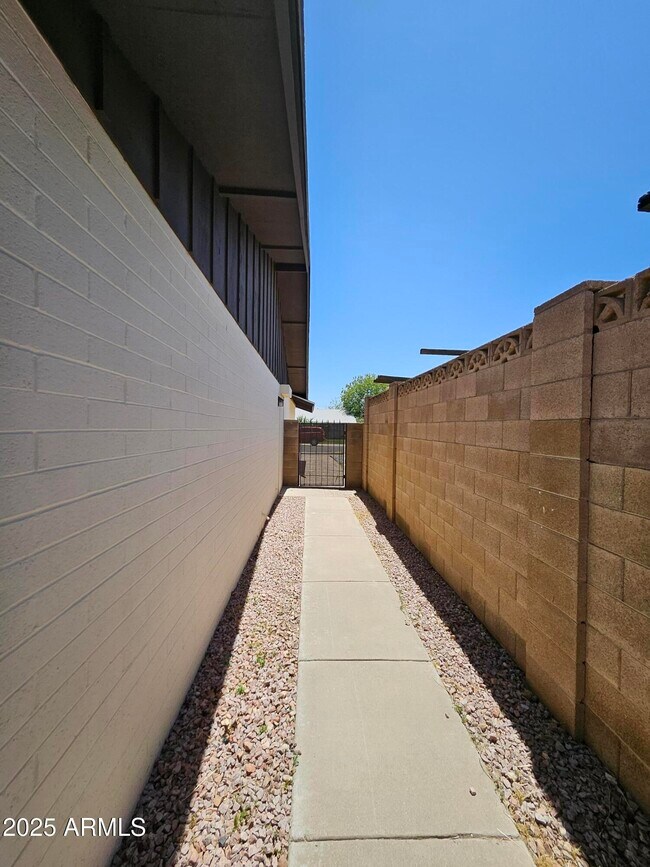Building Photo - 4824 W Northview Ave