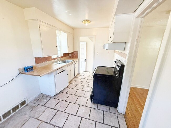 Building Photo - 3 BED 1 BATH BEAUTIFUL SINGLE FAMILY HOME ...