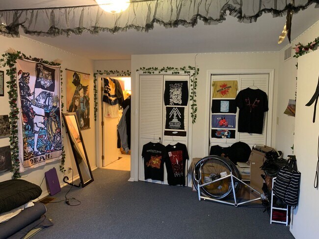 Building Photo - 3 bd/1.5 bath Charming Home just 4 blocks from IU Jacob's School of Music - Available August 2026!