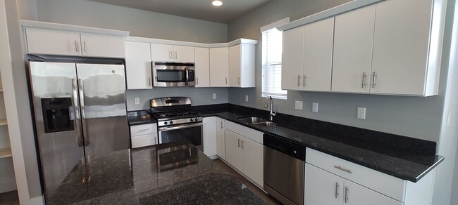 Building Photo - GORGEOUS Downtown Unit!!!