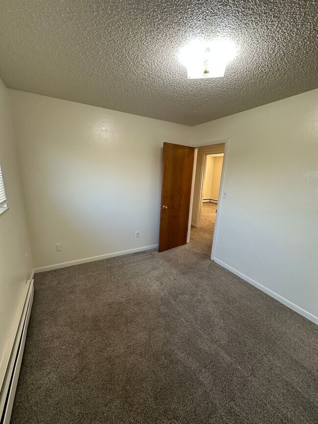 Building Photo - EM1304