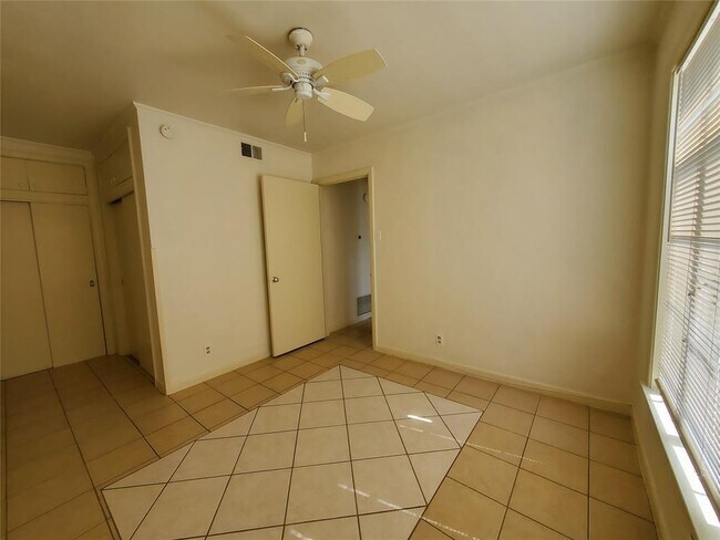 Building Photo - 3202 Grooms St