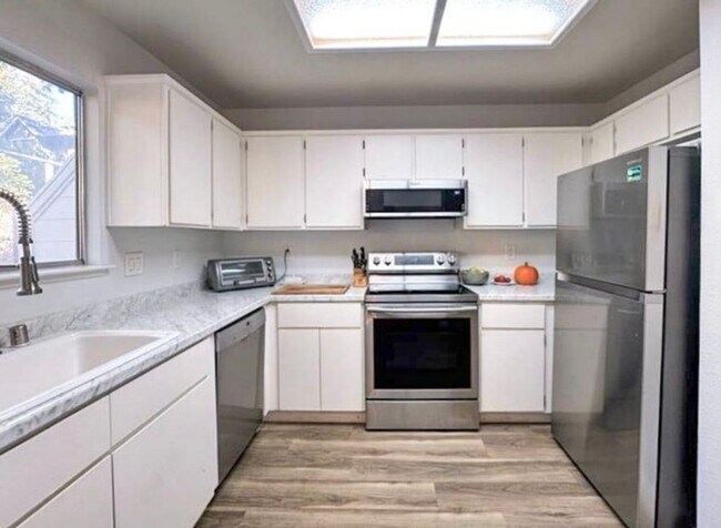 Building Photo - OAK RIDGE VILLAGE CONDO