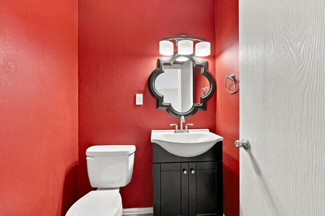 Building Photo - $1,895.95 3-bed, 1.5-bathroom located in Colorado Springs with a washer and dryer.